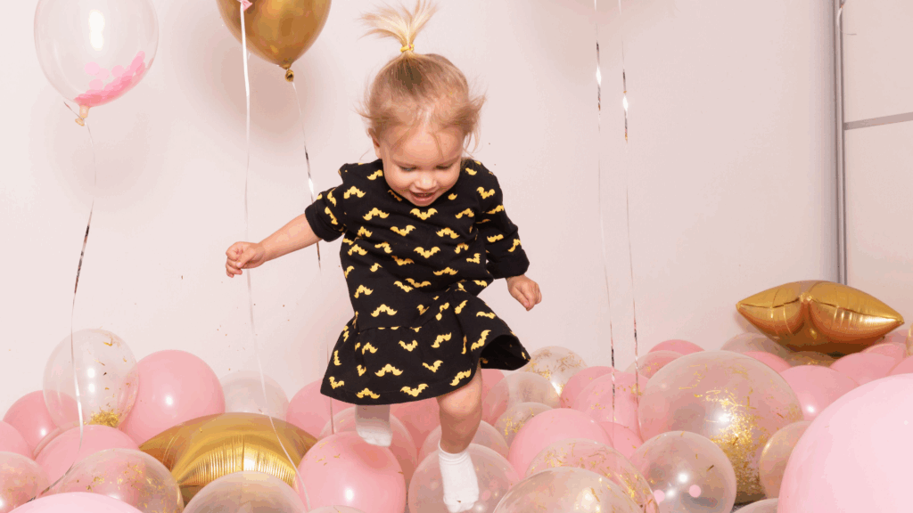 Kind mit Luftballons